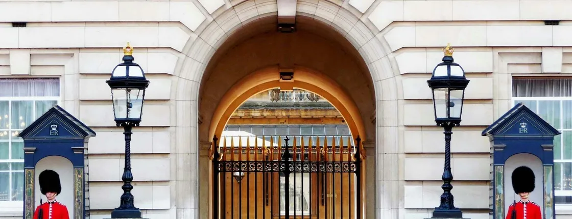 Royal London tour with Changing of Guard and optional river cruise