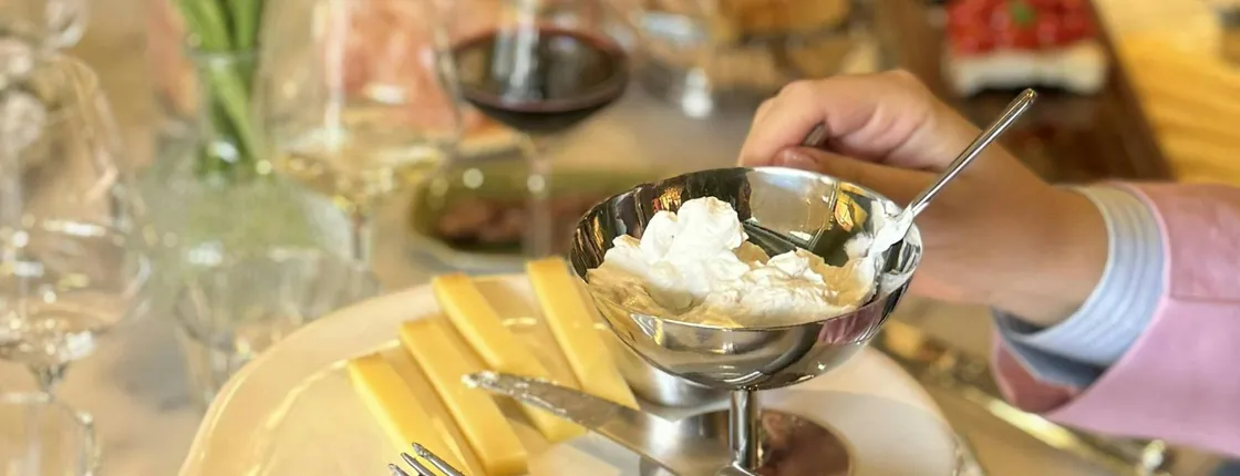 Wine tasting with local food pairings and vinyl music in Sorrento