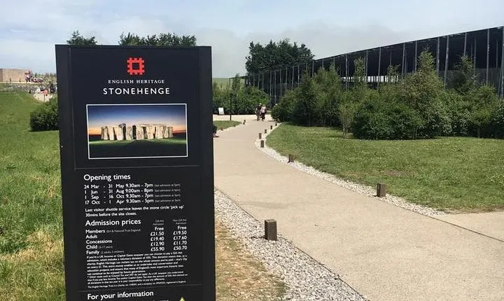 Private Vehicle Day Trip to Stonehenge, Salisbury, Windsor Castle From London