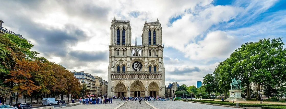24-hour hop-on hop-off bus and Notre-Dame exterior guided tour
