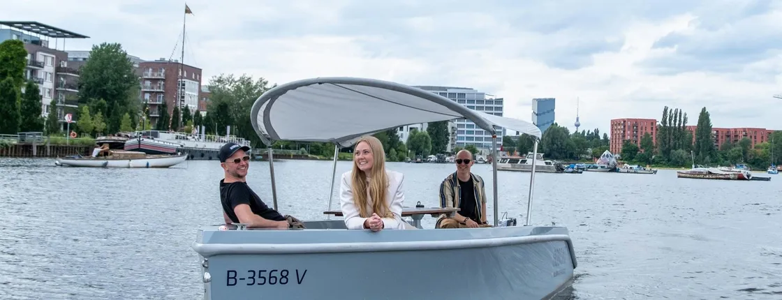 2 Hour Boat Rental Sightseeing Experience in Berlin
