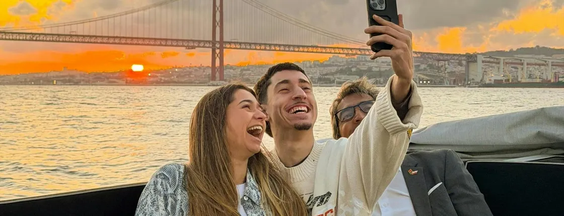 Sunset boat cruise with open bar and snacks in Lisbon