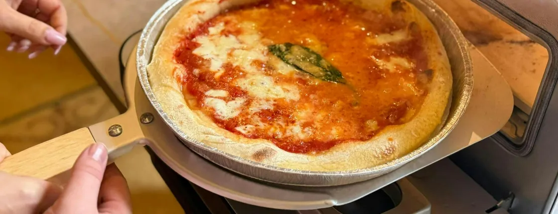Neapolitan pizza and tiramisu cooking class in Naples