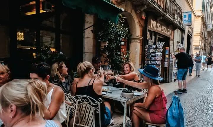 Verona walking tour:food, wine, legends, lunch/dinner & cable car
