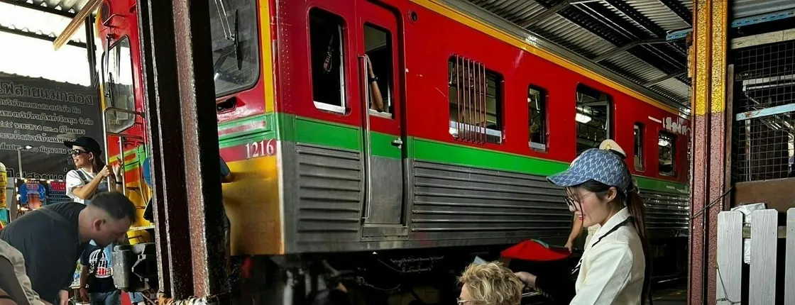 Floating and Railway Market wheelchair private tour
