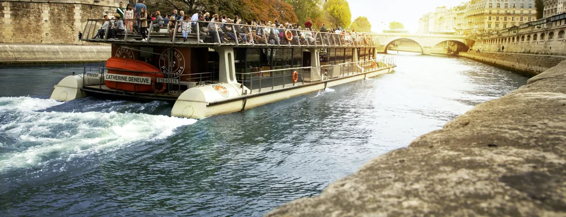 Sightseeing cruise from the Eiffel Tower