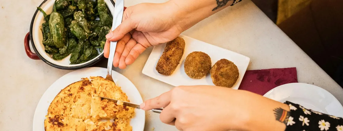 Barcelona Food Tour with Tapas & Drinks with a Local