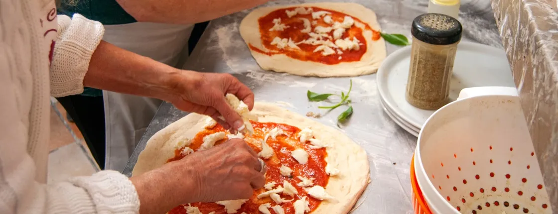 Pizza cooking class in Taormina