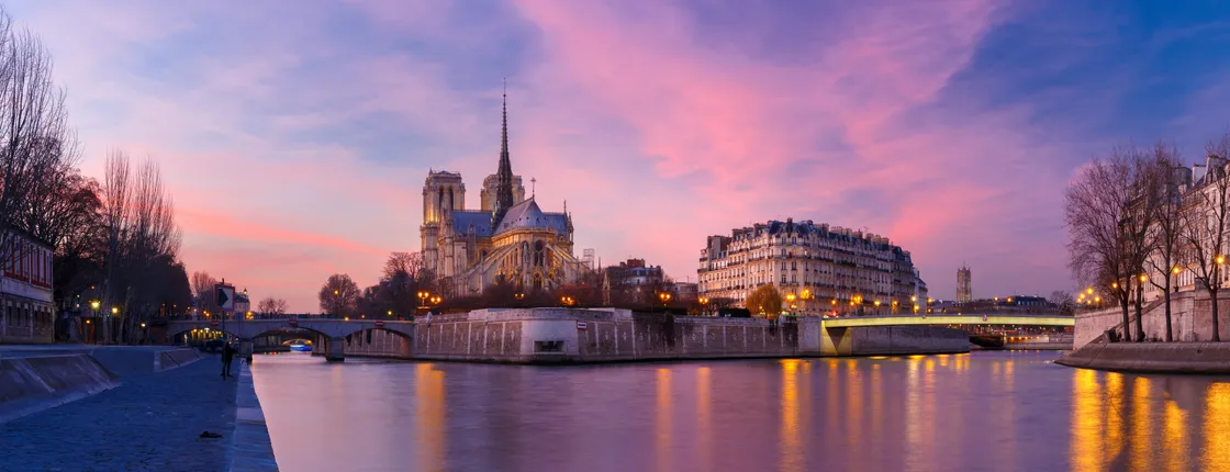 Happy hour cruise on the Seine river