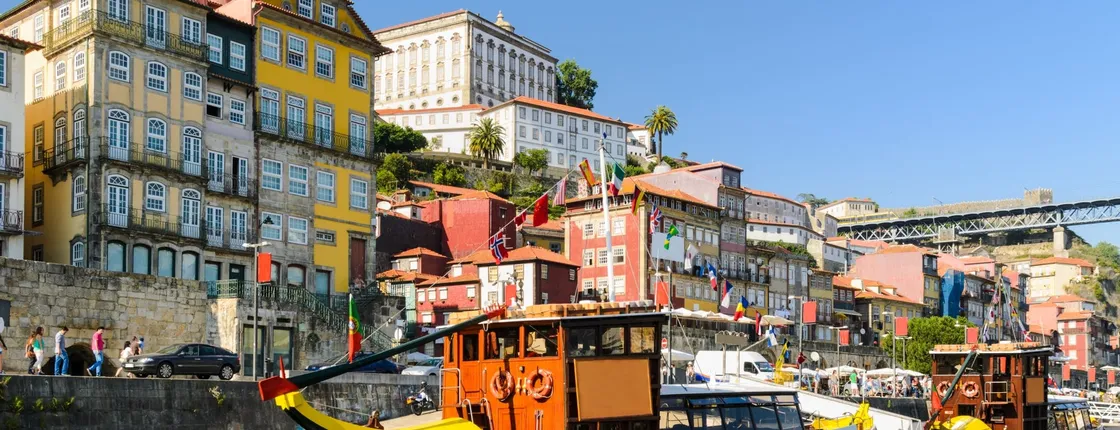Porto sightseeing by tuk-tuk and six bridges cruise on the Douro River