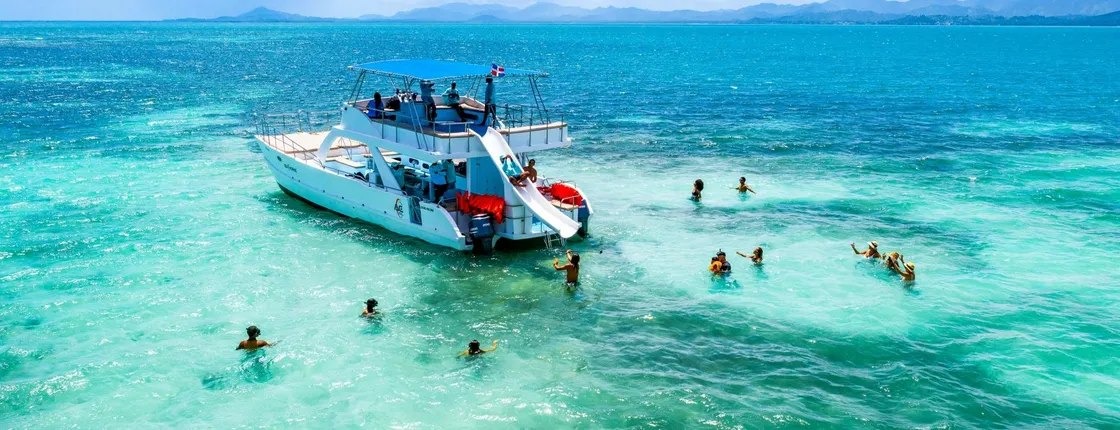 Media Luna half-day catamaran tour