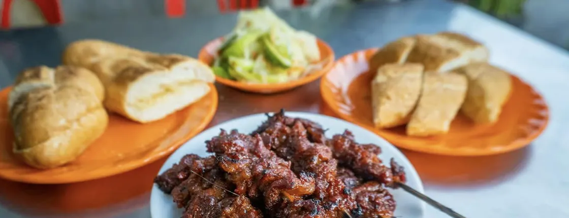 Evening food tour with drinks in Phnom Penh by tuk-tuk