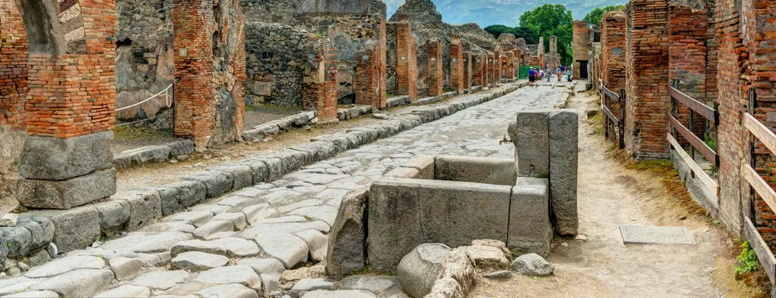 Skip-the-line guided tour of Pompeii ruins with an archaeologist