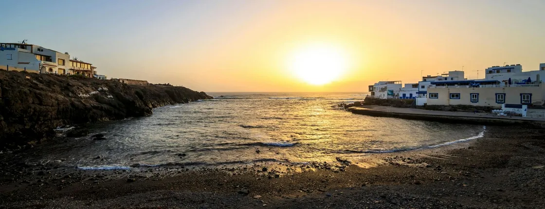 Private sunset safari tour to El Cotillo with Bayuyo Volcano
