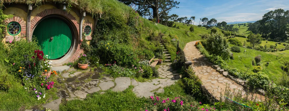 Rotorua to Auckland via Hobbiton movie set with lunch