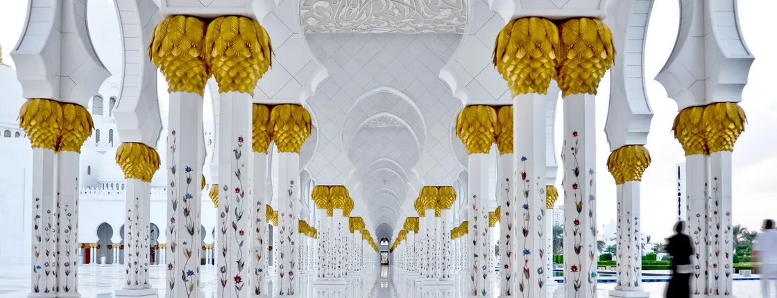 Day trip to Abu Dhabi and its royal palaces from Dubai