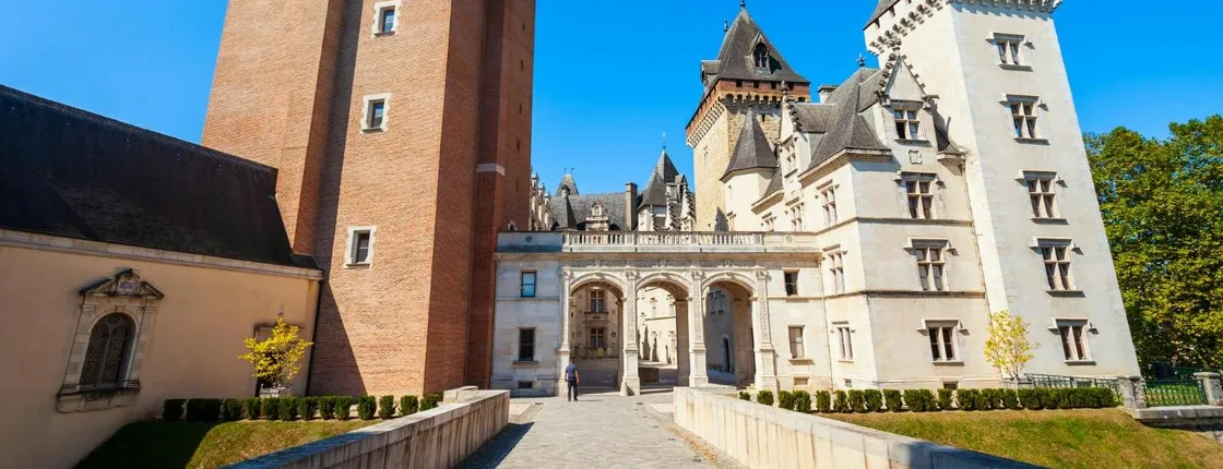 Pau 2-hour introductory walking tour with a local