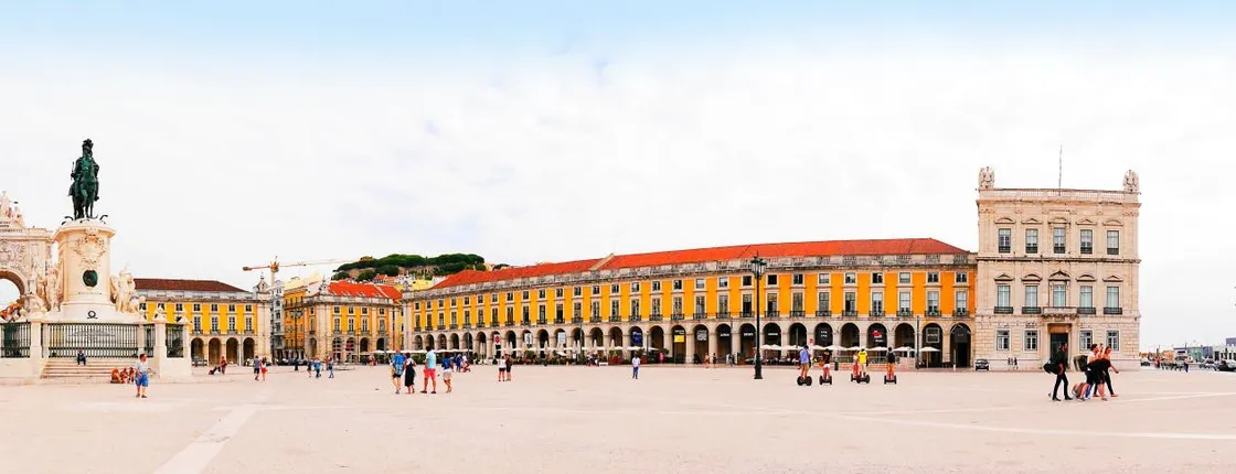 Hop-on hop-off bus tour tickets for Lisbon's main avenues and historical quarter