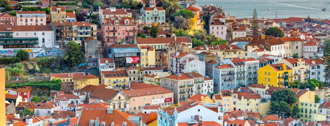 Lisbon audio tour with cathedral, viewpoints and city landmarks