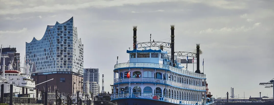Classic 1-hour Hamburg harbor cruise with live commentary