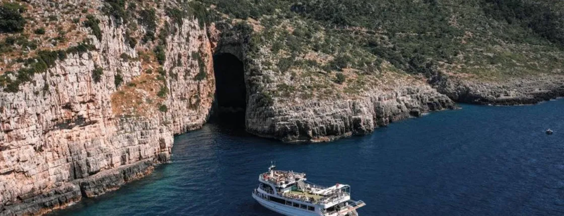 Guided boat tour to Sazan and Karaburun from Durrës