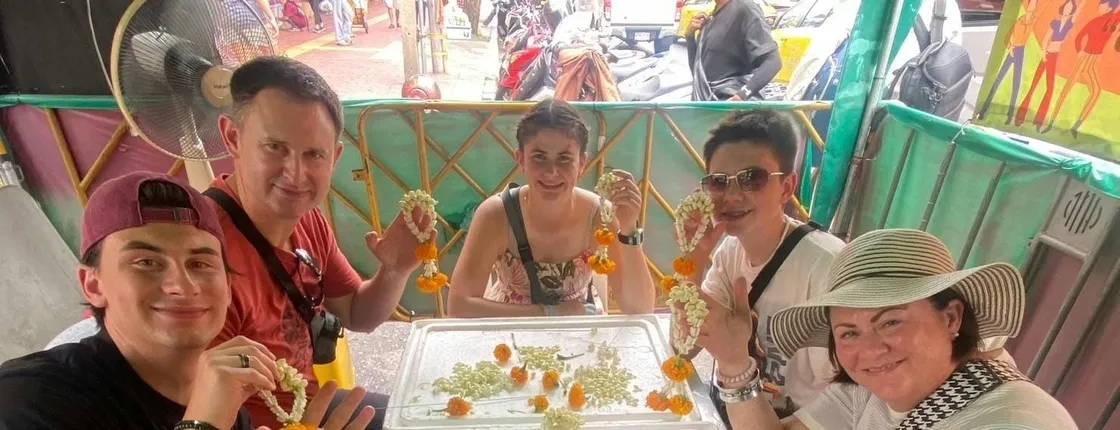Private Thai floral artisan tour with market and temple visit
