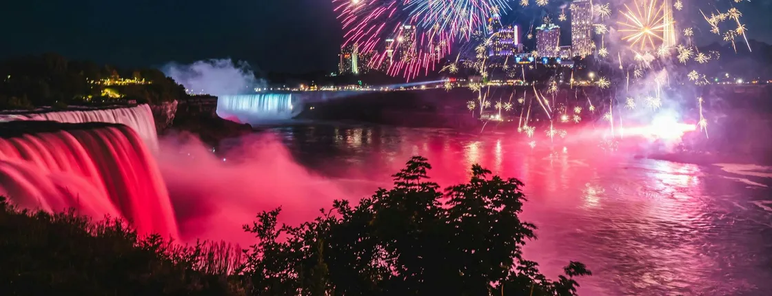 Niagara Falls evening walking tour with dinner and illumination