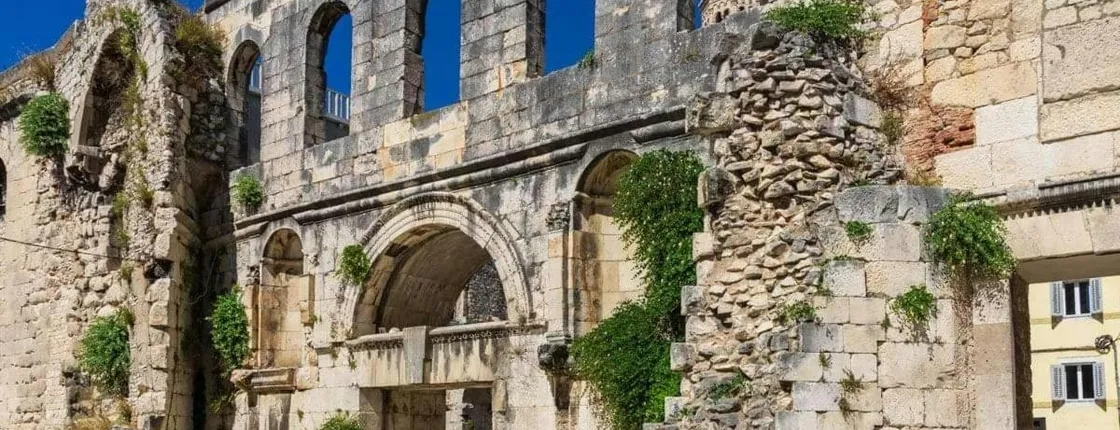 Split self-guided audio tour app with Diocletian's Palace walk
