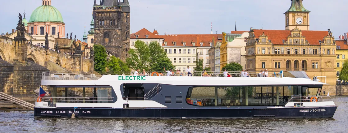 Sightseeing Eco-Cruise in Prague with Prosecco