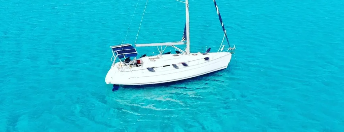 Private boat tour around Palma with soft drinks and snacks