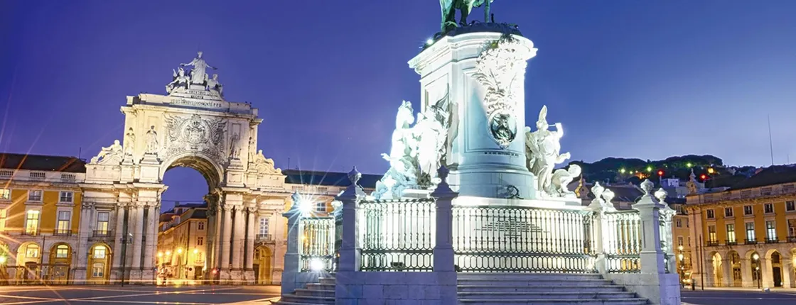 Lisbon night guided tour with dinner and fado show