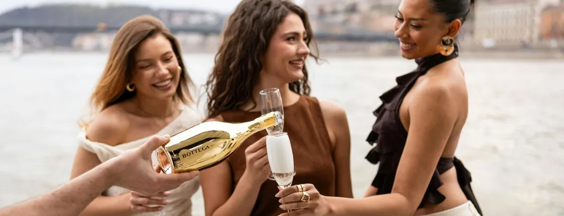 Danube river cruise with unlimited prosecco in Budapest
