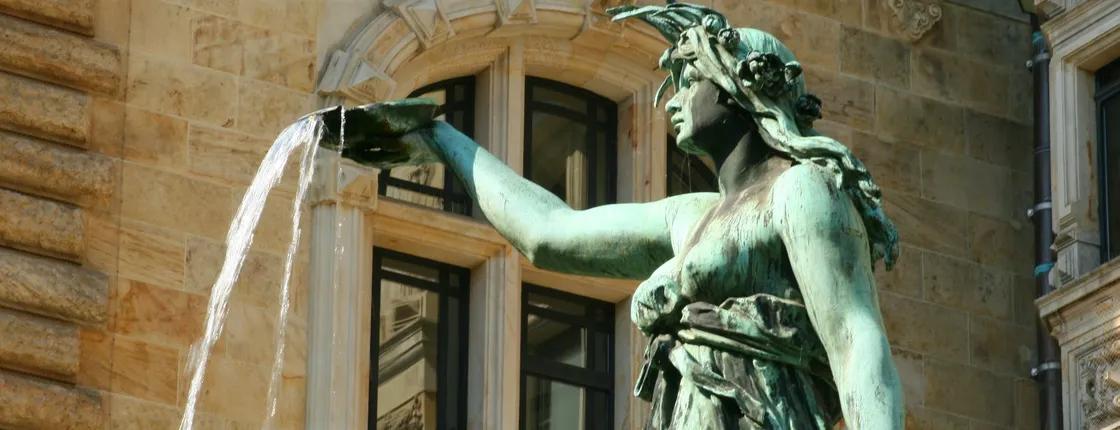 Historical women's tour through Hamburg's old town