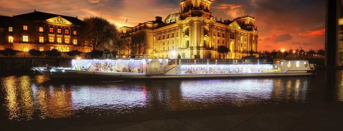 Wintery cruise aboard the atmospheric Glitterboat in Berlin