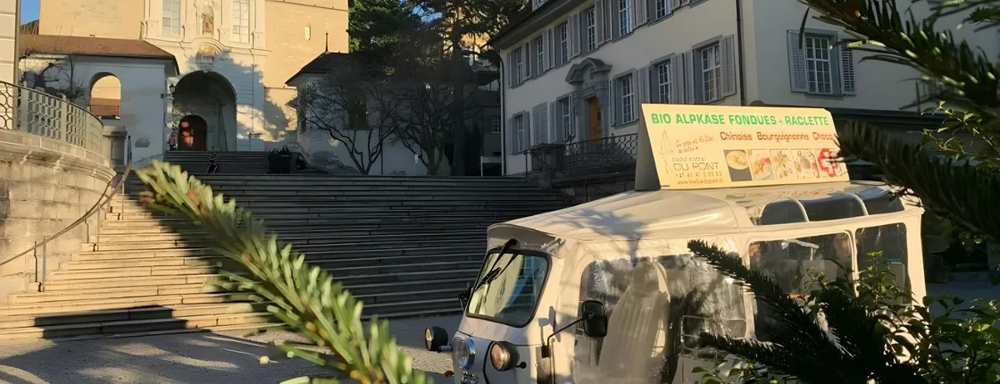 Guided tuk-tuk tour in Lucerne with fondue and wine
