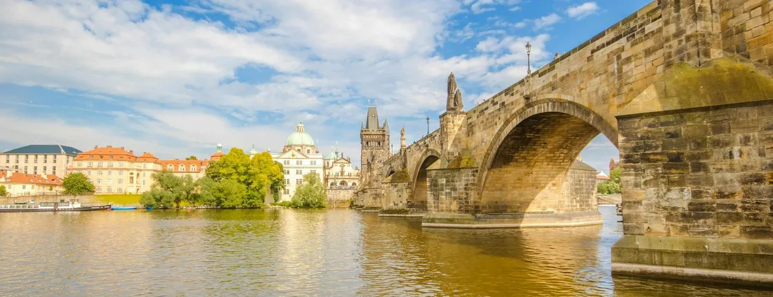 Prague sightseeing with bus, walking tour, lunch and river cruise