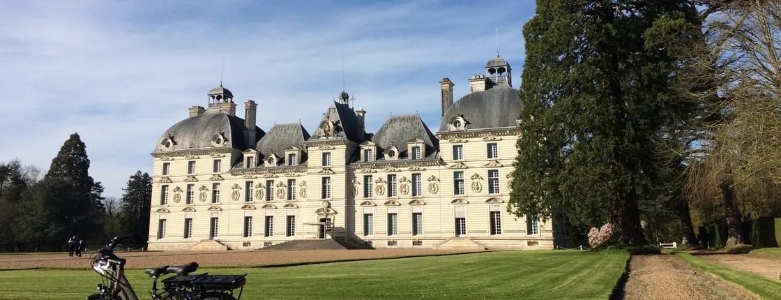 Loire Valley e-bike tour with Chateau de Cheverny and wine tasting