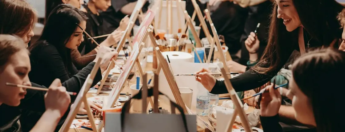 Kraków sip and paint workshop with unlimited wine and prosecco