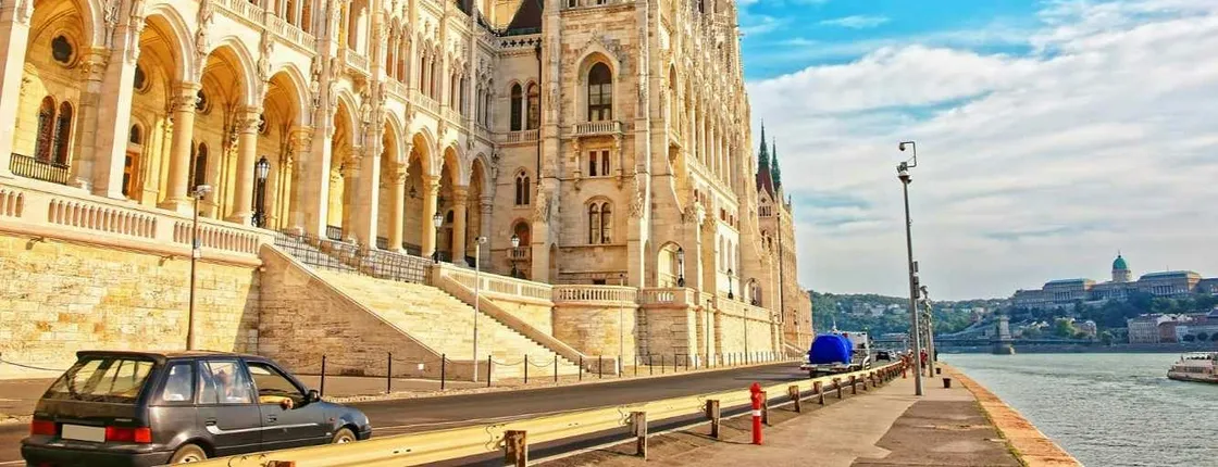 Discover Budapest on a guided tour with a local