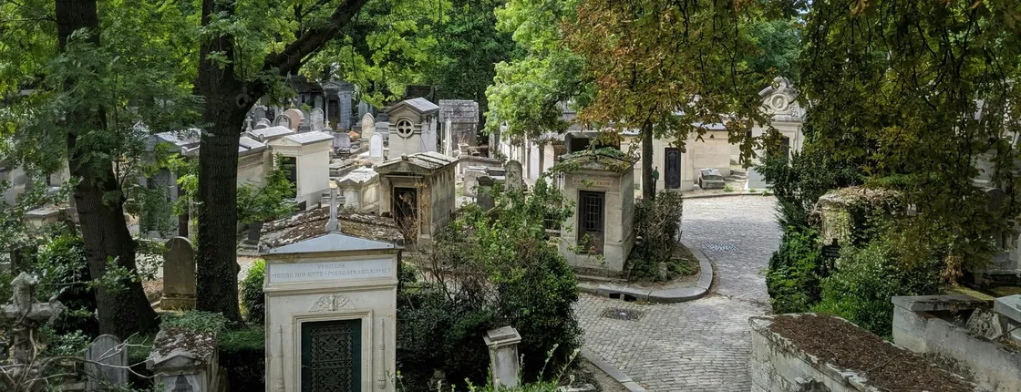Père Lachaise Cemetery small-group tour with wine apéro