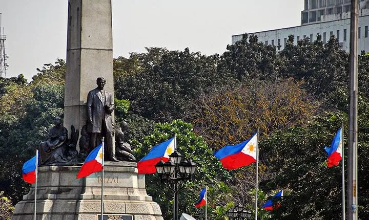 Manila Old and New: Sightseeing Tour Including Intramuros and Fort Santiago