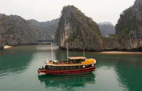 Full-day boat tour of Lan Ha Bay and Ha Long Bay