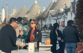 Alberobello guided walking tour with food tasting and wine