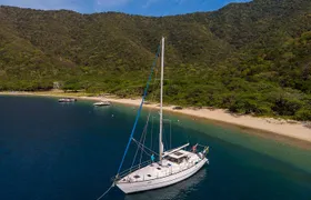 Sailing to Tayrona with Luis and his team: Unique!