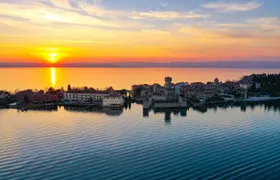 Half-day Lake Garda castles boat tour and wine tasting in Bardolino