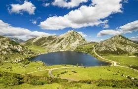 Day trip to Covadonga lakes and the sanctuary from Cangas de Onís