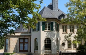 Historic Villa Bergfried tour in Saalfeld with guide