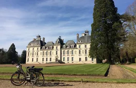 Loire Valley e-bike tour with Chateau de Cheverny and wine tasting