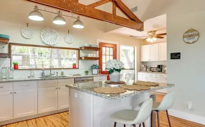 Canyon Lake Rental w/ Balcony & Lake Views