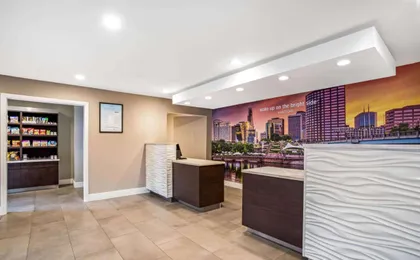 La Quinta Inn & Suites by Wyndham Hartford - Bradley Airport